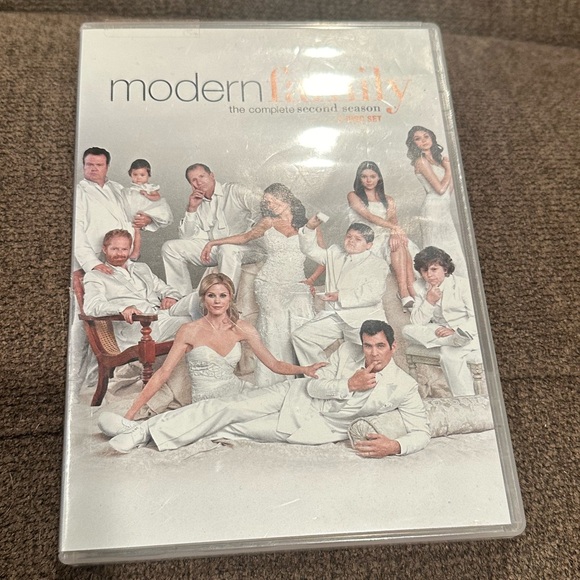 Modern Family DVDs 3rd & 4th Season - Picture 5 of 7